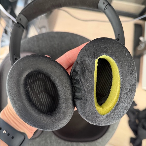 Black wireless Bose headphones - Picture 2 of 6